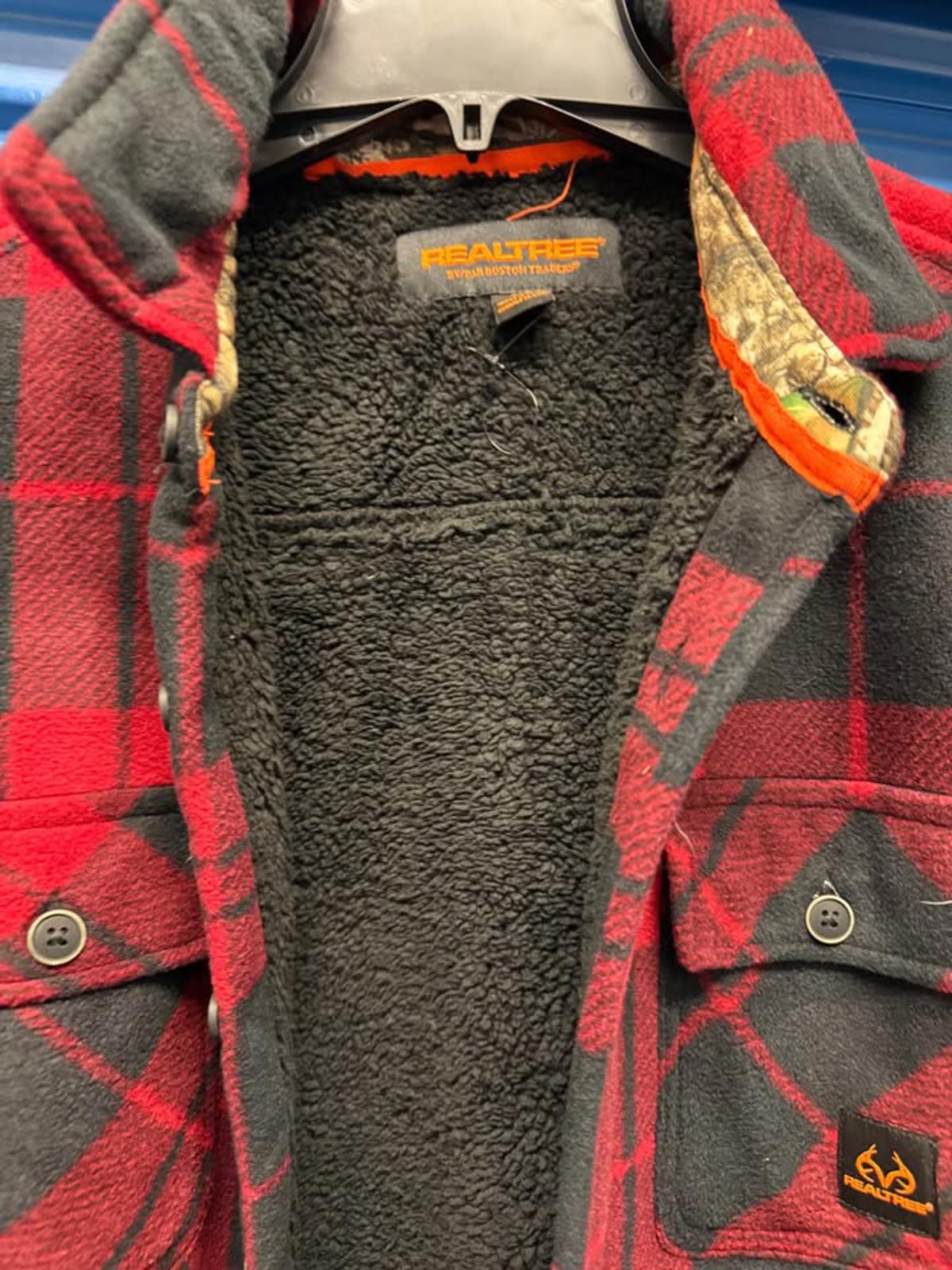 Realtree by Boston Traders red and black plaid sherpa lined flannel jacket Large