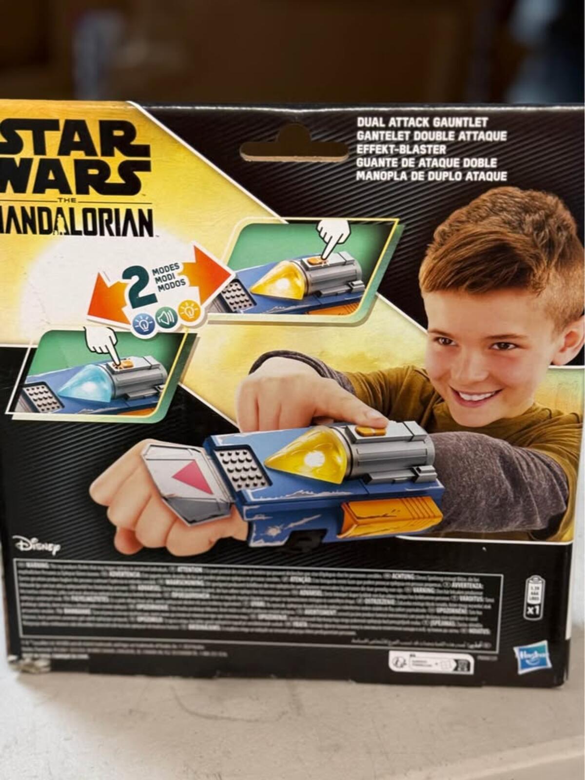 New Star Wars The Mandalorian Dual Attack Gauntlet Toy