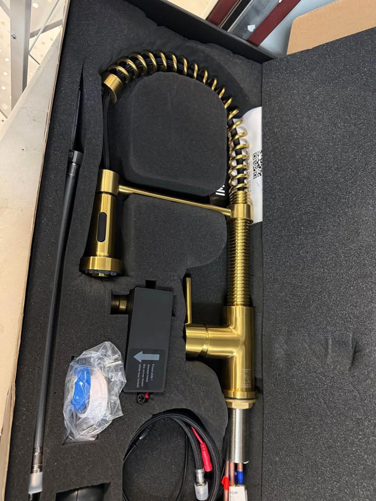 VIGO Edison Gold Pull Down Sprayer Kitchen Sink Faucet New