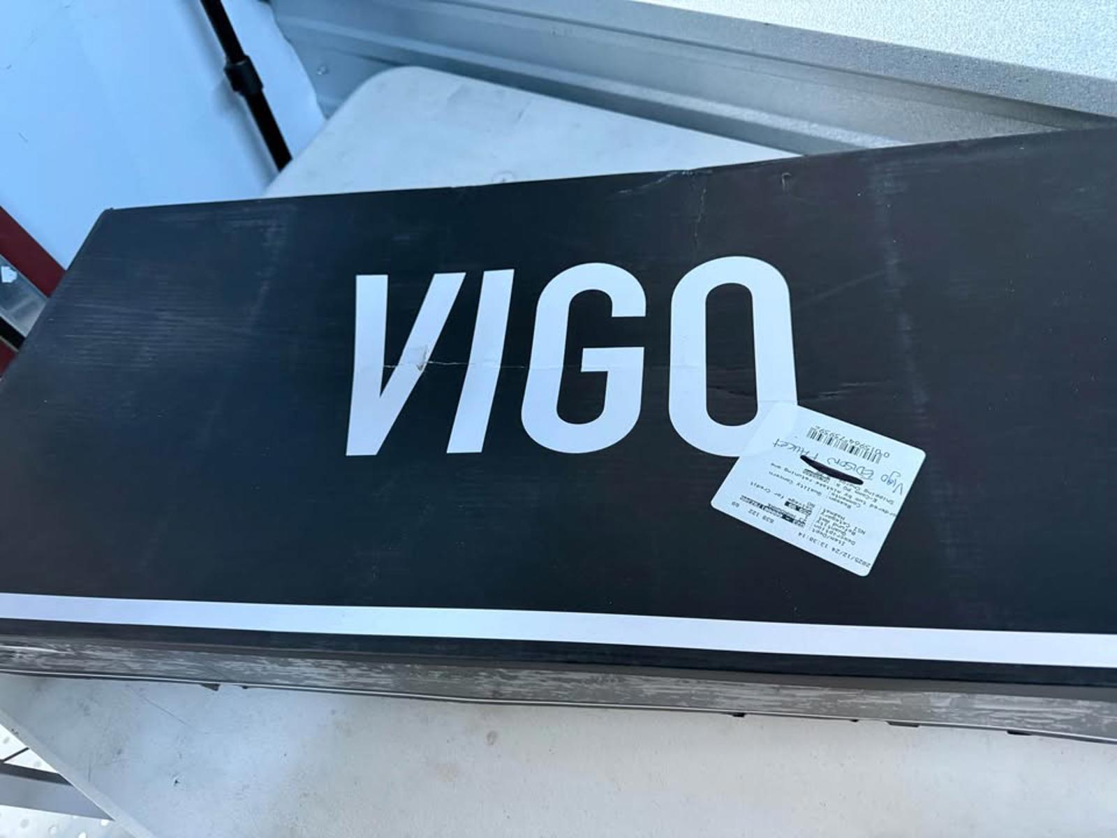 VIGO Edison Gold Pull Down Sprayer Kitchen Sink Faucet New
