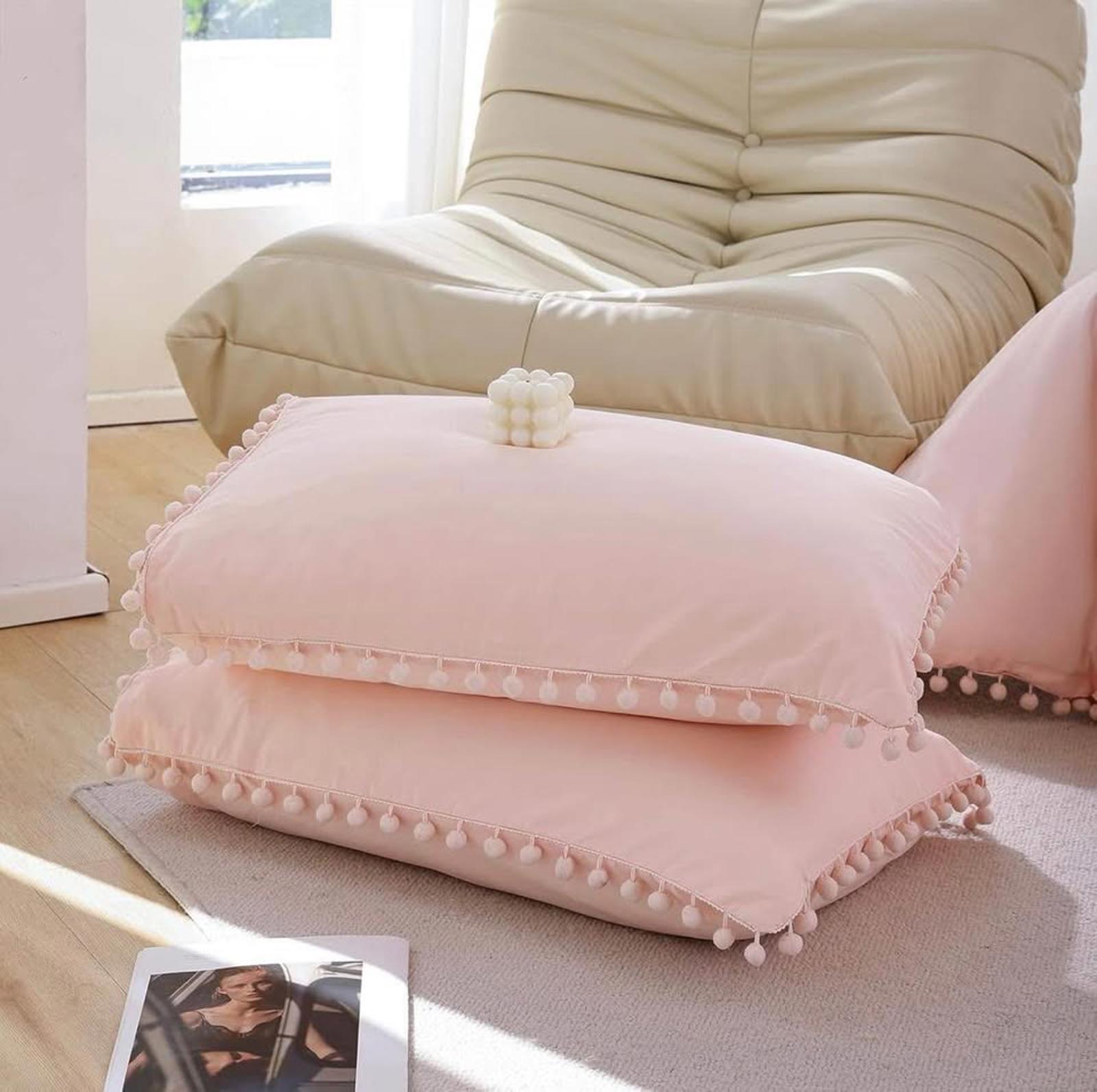Queen bedding set with 2 pillow cases